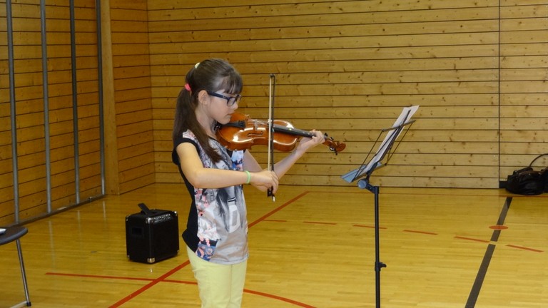 Jugendliche beim Violine spielen