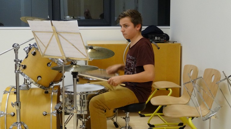 Junger Mann beim Schlagzeug spielen